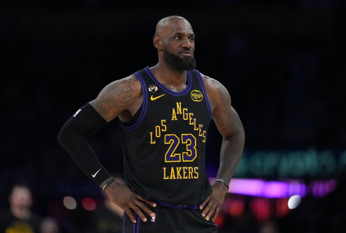 湖人队西部排名争夺战：詹姆斯复出后阵容调整